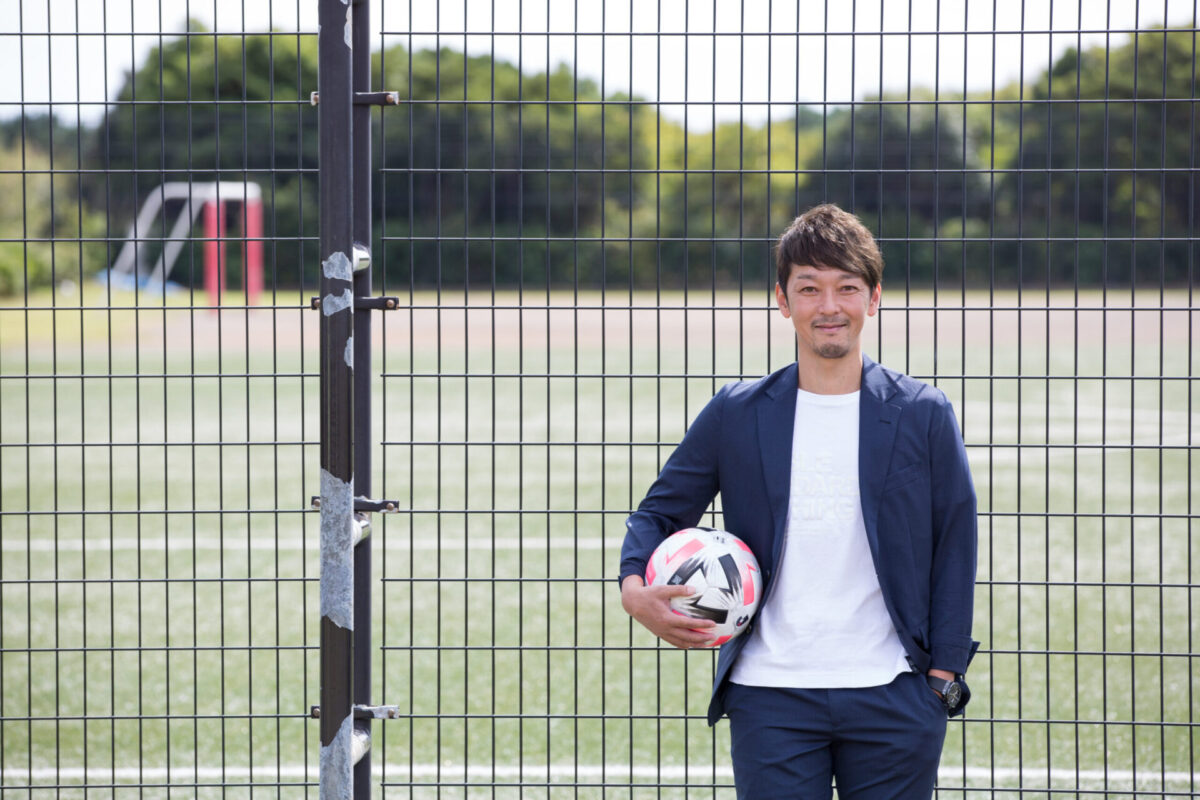 サッカーボールを持つ羽生直剛