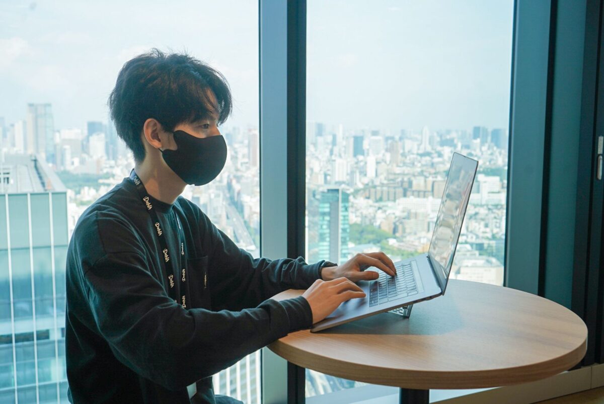 DeNAのオフィスで仕事をするナリヅカ