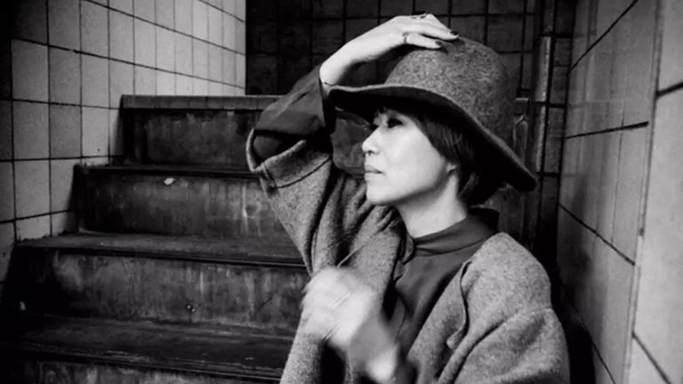 ポーズを決める折原美紀