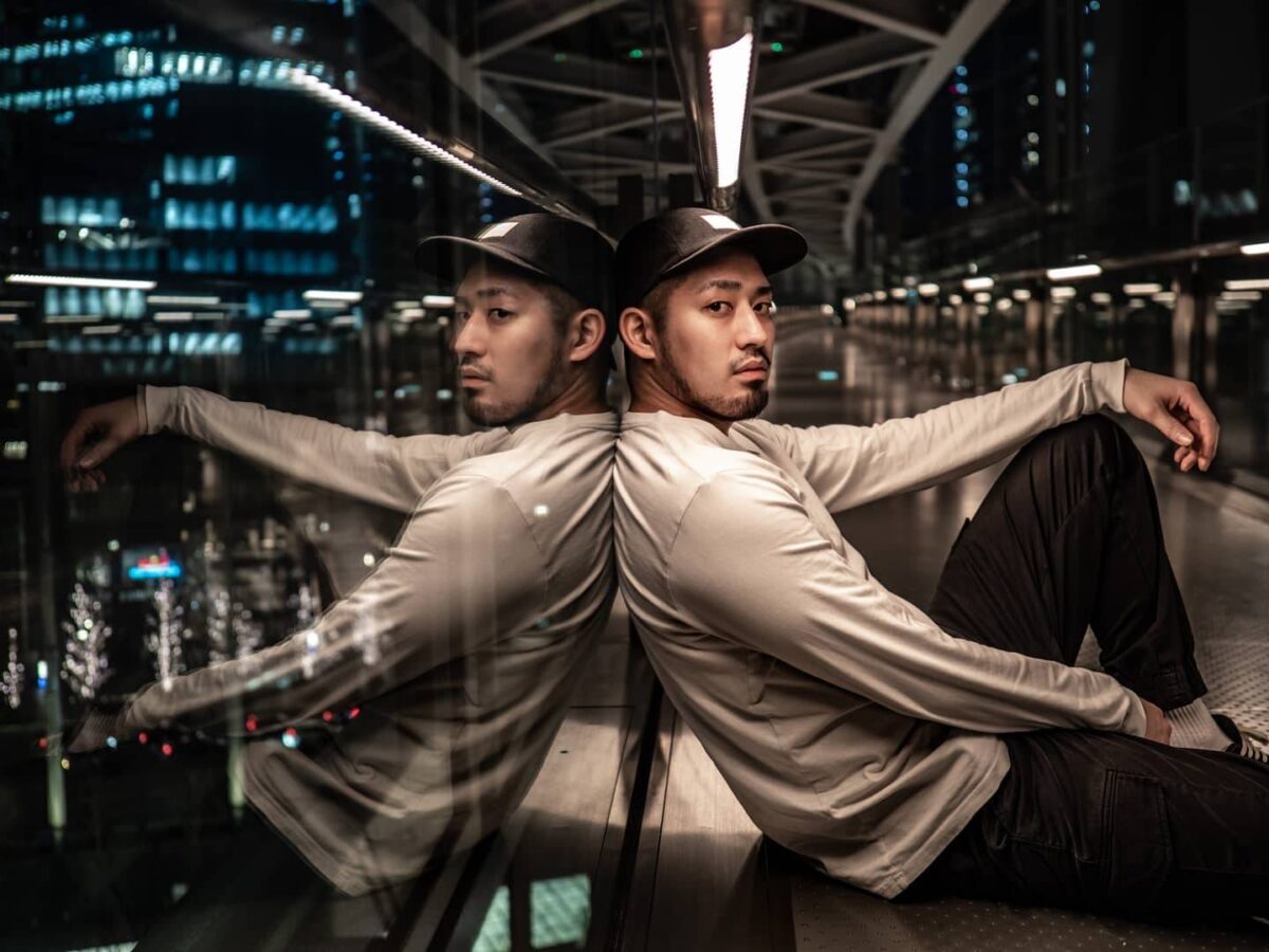 ポーズを決める一條恭輔