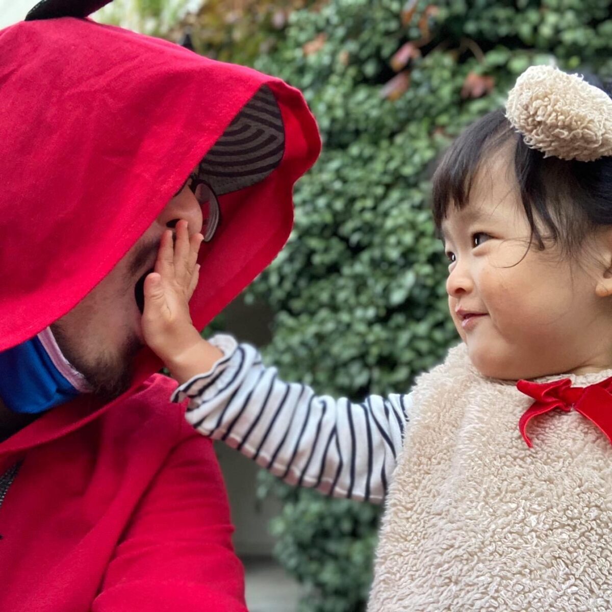 子どもと触れ合う移住をしたマギーさん